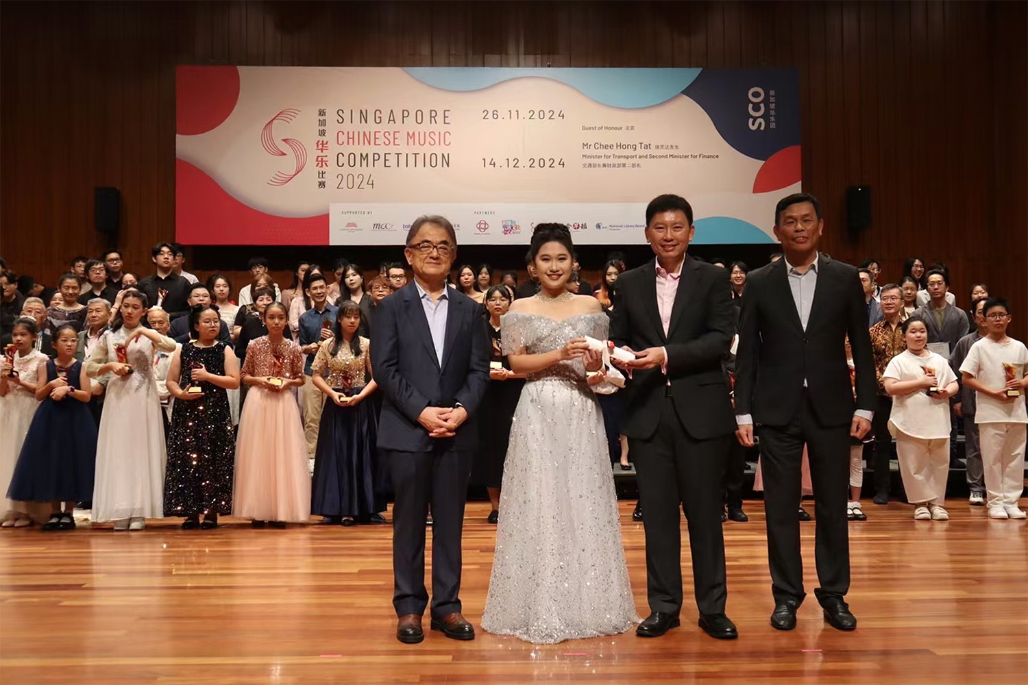 Sim Kee receiving her award at the Singapore Chinese Music Competition 2024.