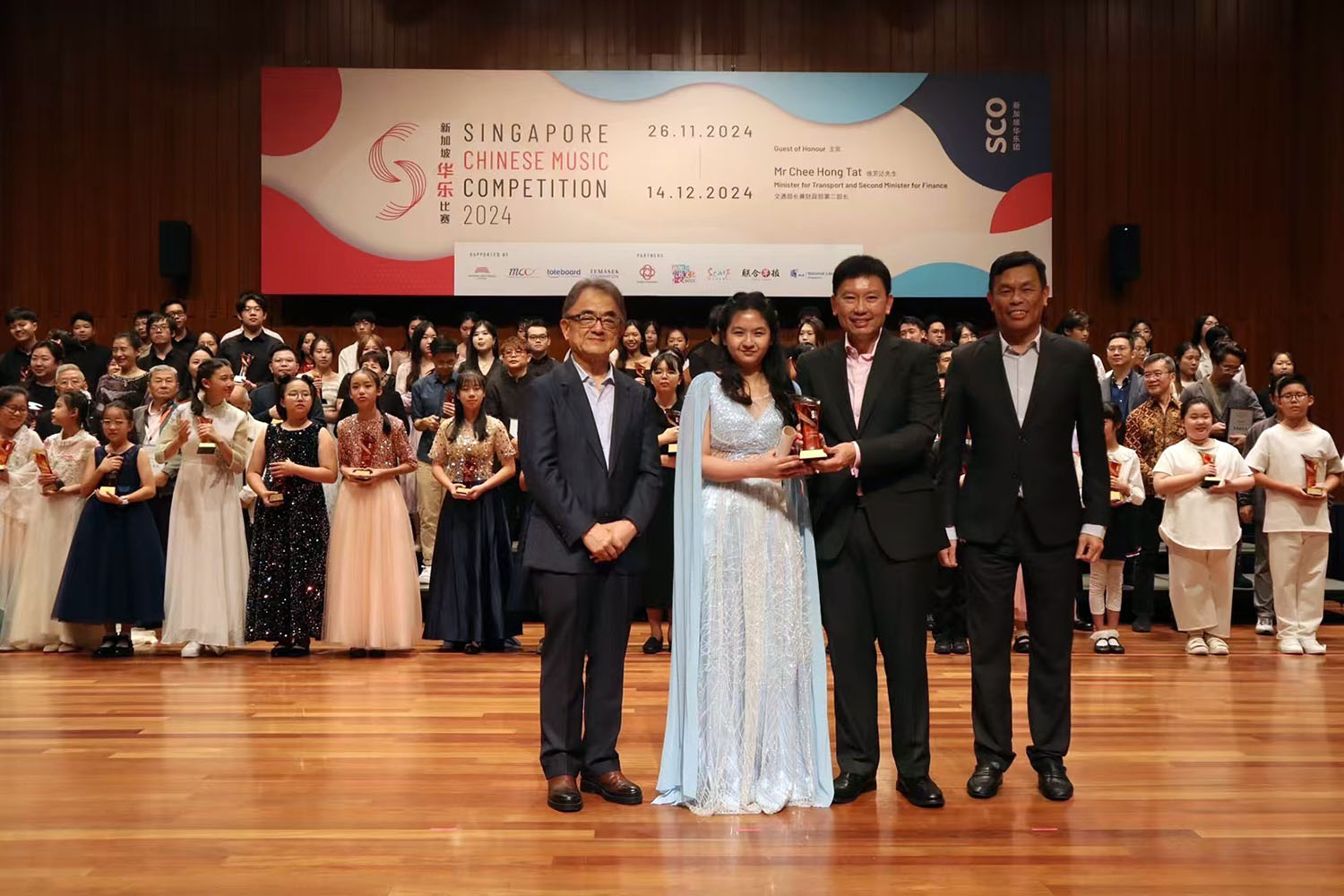 Yu Haotian receiving her award at the Singapore Chinese Music Competition 2024.