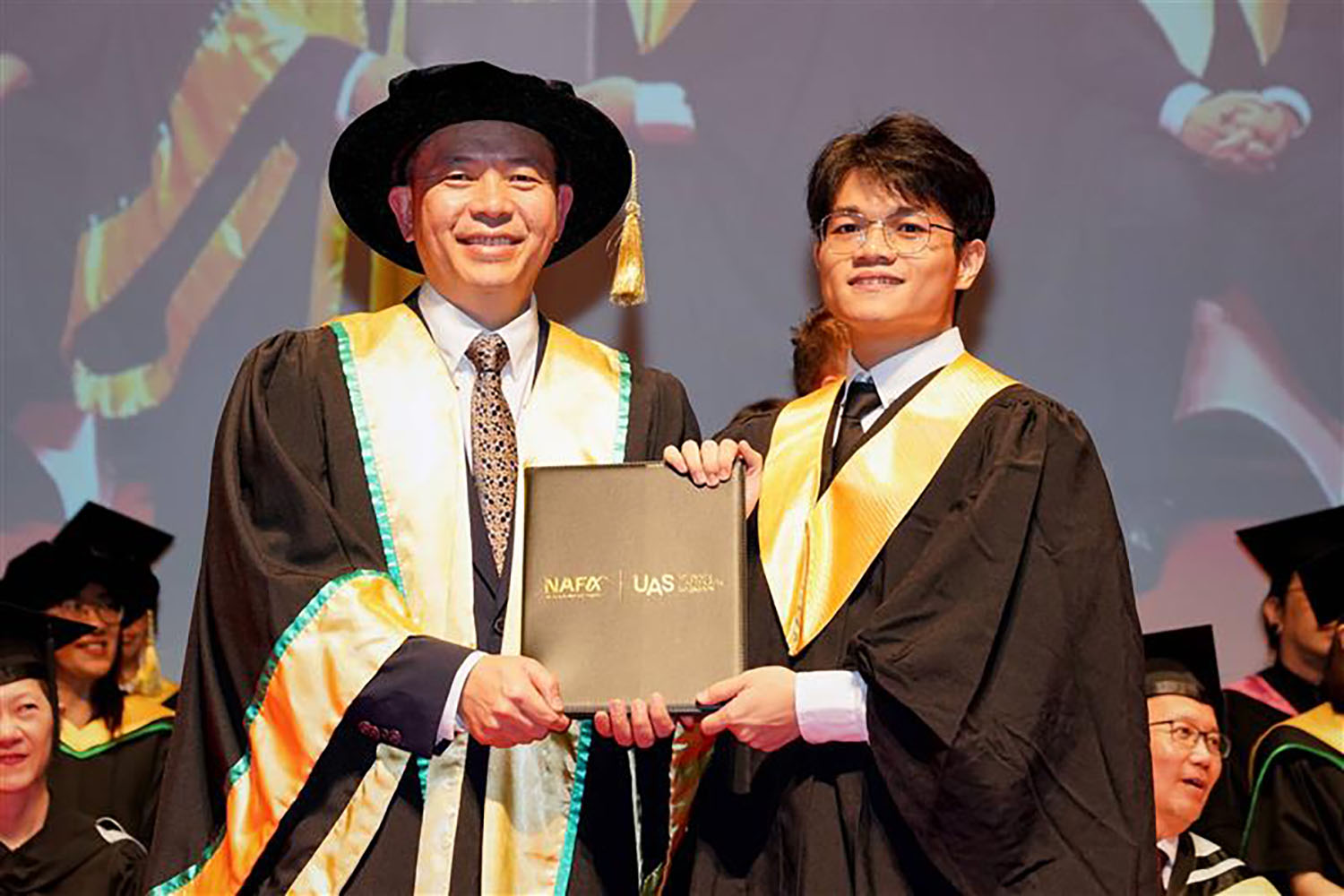 Zhuang Chuhang, receiving the Diploma in Theatre (Mandarin Drama) from Dr Ernest Lim.