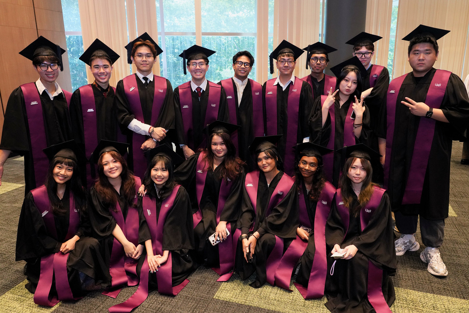 身穿学位服的新加坡艺术大学南洋艺术学院毕业生合影